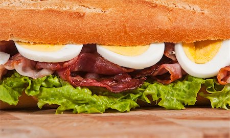 sandwich rustic table - bacon and egg sandwich on wooden board Foto de stock - Super Valor sin royalties y Suscripción, Código: 400-04621341