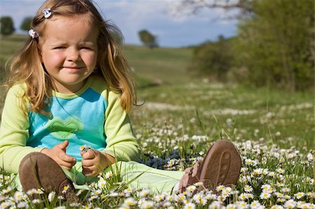 simsearch:400-04399399,k - Little girl sitting among lots of small wildflowers on the sunny summer field Foto de stock - Super Valor sin royalties y Suscripción, Código: 400-04621571