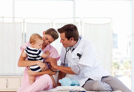 doctor examining boy baby - Doctor and nurse playing with a baby in hospital Foto de stock - Super Valor sin royalties y Suscripción, Código: 400-04621605