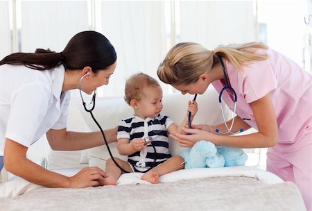 doctor examining boy baby - Baby playing with stethoscopes in hospital Foto de stock - Super Valor sin royalties y Suscripción, Código: 400-04621641