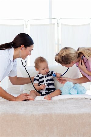 stethoscope girl and boy - Baby with pediatrician and nurse in hospital Foto de stock - Super Valor sin royalties y Suscripción, Código: 400-04621642