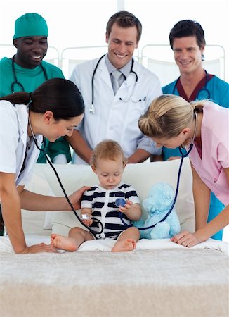 doctor examining boy baby - Little baby in bed with a medical team Foto de stock - Super Valor sin royalties y Suscripción, Código: 400-04621643