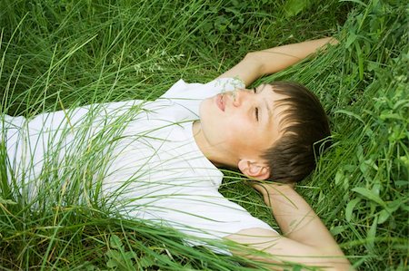 simsearch:400-04234249,k - Dreamy teenager is relaxing, and he lies on the grass Stockbilder - Microstock & Abonnement, Bildnummer: 400-04621798