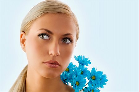 simsearch:400-06096871,k - pretty blond girl in a beauty portrait with blue daisy on her shoulder Stock Photo - Budget Royalty-Free & Subscription, Code: 400-04622197