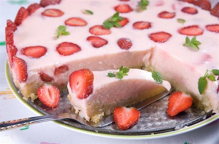 simsearch:400-06365777,k - Strawberry cream cake, pieces removed Stock Photo - Budget Royalty-Free & Subscription, Code: 400-04622290