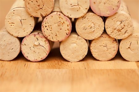 simsearch:400-05383095,k - Stack of Wine Corks on a Wood Surface. Stockbilder - Microstock & Abonnement, Bildnummer: 400-04623276