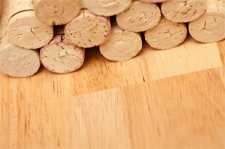 simsearch:400-05383095,k - Stack of Wine Corks on a Wood Surface. Stockbilder - Microstock & Abonnement, Bildnummer: 400-04623278