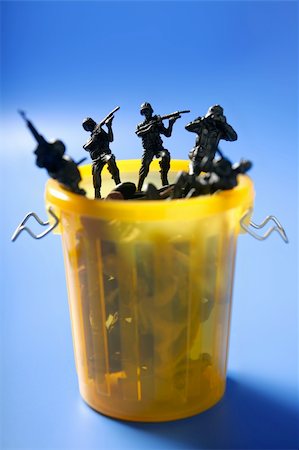 simsearch:400-06735733,k - Toy soldiers row on the trash, end of war metaphor, peace Foto de stock - Royalty-Free Super Valor e Assinatura, Número: 400-04623707