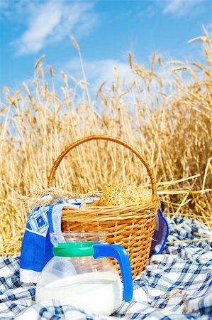 dinner in the sky - Basket with bread and milk bowl in a wheat field Foto de stock - Super Valor sin royalties y Suscripción, Código: 400-04623914