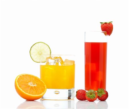 simsearch:400-04618236,k - A glass of orange juice with a lime slice and strawberry juice, reflected on white background Stockbilder - Microstock & Abonnement, Bildnummer: 400-04623961