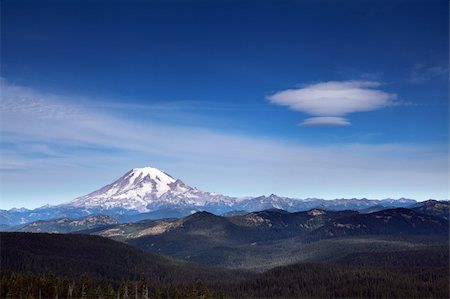 rssfhs (artist) - An amazing UFO shaped cloud hovering over Mount Rainier Stock Photo - Budget Royalty-Free & Subscription, Code: 400-04634067