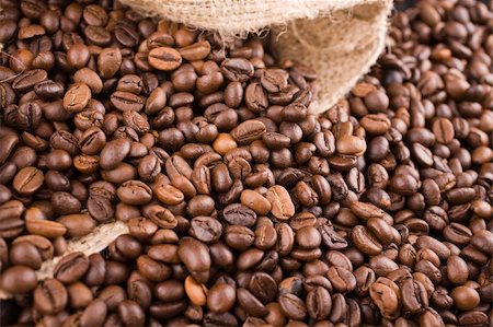 coffee beans poured out of a sack down Photographie de stock - Aubaine LD & Abonnement, Code: 400-04634512