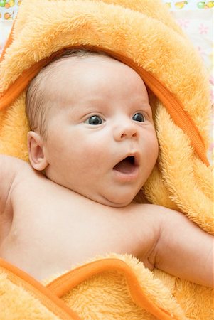 simsearch:400-04737497,k - Portrait of baby boy lying on the bed Stockbilder - Microstock & Abonnement, Bildnummer: 400-04634778