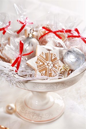 simsearch:400-04051271,k - Small gingerbread gifts for guests for Christmas dinner Foto de stock - Royalty-Free Super Valor e Assinatura, Número: 400-04636498