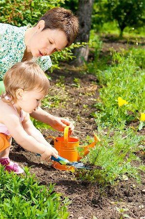 simsearch:400-05314669,k - Mother and her little daughter doing gardening Photographie de stock - Aubaine LD & Abonnement, Code: 400-04637369