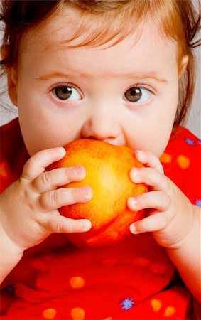 simsearch:400-04979626,k - Closeup portrait of a baby eating a peach Foto de stock - Super Valor sin royalties y Suscripción, Código: 400-04637393