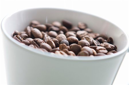 simsearch:400-04604628,k - High-key photo of a coffee mug filled with coffee beans. Stockbilder - Microstock & Abonnement, Bildnummer: 400-04637481