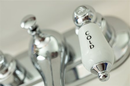 simsearch:700-06808770,k - Abstract of Classic Chrome Sink Faucet Stockbilder - Microstock & Abonnement, Bildnummer: 400-04637524