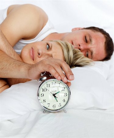 simsearch:400-04287303,k - Young couple in bed with alarm clock going off Stockbilder - Microstock & Abonnement, Bildnummer: 400-04638987