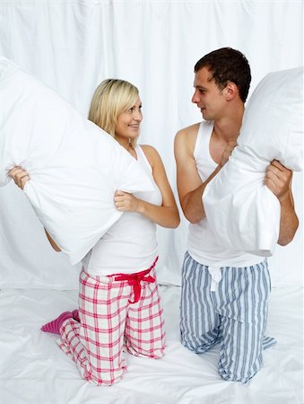 Young couple having a pillow fight in bedroom Photographie de stock - Aubaine LD & Abonnement, Code: 400-04638991