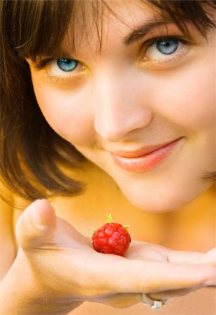 simsearch:400-04575822,k - pretty girl with berries in her hand Photographie de stock - Aubaine LD & Abonnement, Code: 400-04639036