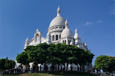 simsearch:400-08318159,k - The Sacre Coeur - famous cathedral and popular touristic place in Paris, France Foto de stock - Royalty-Free Super Valor e Assinatura, Número: 400-04639099