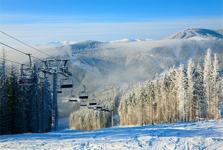 simsearch:400-04820244,k - winter mountain landscape with ski lift and skiing slope Photographie de stock - Aubaine LD & Abonnement, Code: 400-04639974