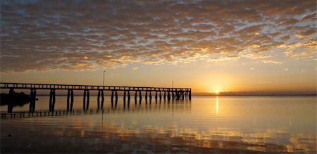 simsearch:400-07486187,k - Jetty silhouette against the morning light reflections Foto de stock - Royalty-Free Super Valor e Assinatura, Número: 400-04630402