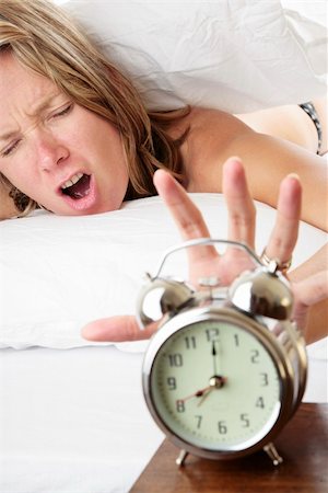 spanishalex (artist) - Woman waking up late and reaching for her alarm clock Photographie de stock - Aubaine LD & Abonnement, Code: 400-04631118