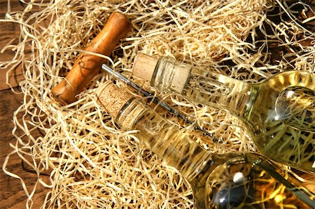 simsearch:400-04892457,k - Bottles of wine laying on packing straw with cork screw Fotografie stock - Microstock e Abbonamento, Codice: 400-04631607