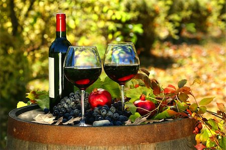 simsearch:400-08791429,k - Glasses of red wine on old barrel with autumn leaves Stockbilder - Microstock & Abonnement, Bildnummer: 400-04631611