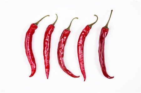 simsearch:400-05732421,k - 5 Red chili peppers in a row on white Photographie de stock - Aubaine LD & Abonnement, Code: 400-04631881