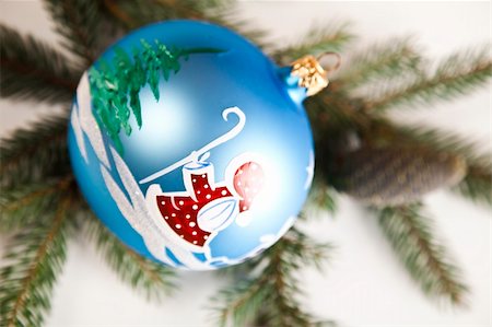 simsearch:632-06354036,k - Boule de Noël bleue avec ornement de Noël Photographie de stock - Aubaine LD & Abonnement, Code: 400-04632161
