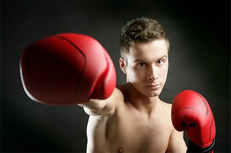 simsearch:400-04922500,k - Young handsome boxer man isolated on black, studio shot Photographie de stock - Aubaine LD & Abonnement, Code: 400-04632508