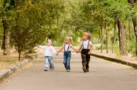 simsearch:400-06737087,k - Three young friends go for a walk the park Fotografie stock - Microstock e Abbonamento, Codice: 400-04633192