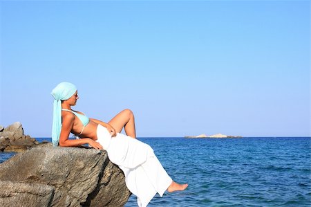 woman relaxing in the afternoon by the sea in Greece Photographie de stock - Aubaine LD & Abonnement, Code: 400-04633281