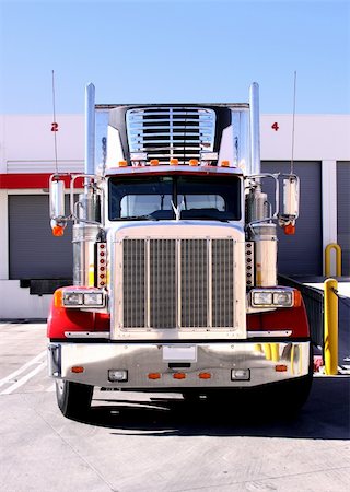 diesel - This is a picture of 18 wheeler refrigerated semi truck loading at a warehouse building dock. Photographie de stock - Aubaine LD & Abonnement, Code: 400-04644114