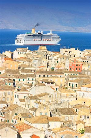 Old city of Corfu in Greece with cruiser boat passing Photographie de stock - Aubaine LD & Abonnement, Code: 400-04644322
