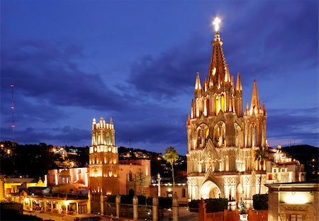 parroquia de san miguel arcangel - The La Parroquia and Templo de San Rafael on the main square of San Miguel de Allende in Mexico. Fotografie stock - Microstock e Abbonamento, Codice: 400-04644502