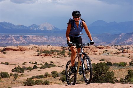 Woman mountain biking on the slick rock trail near Moab, Utah Photographie de stock - Aubaine LD & Abonnement, Code: 400-04644746