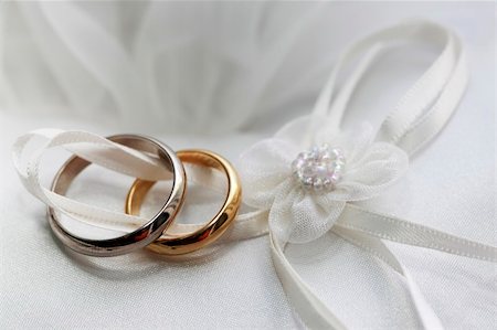 simsearch:400-04694901,k - Wedding rings on a satiny fabric Stock Photo - Budget Royalty-Free & Subscription, Code: 400-04645013