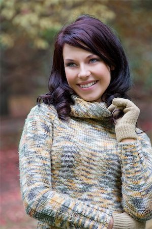 simsearch:400-04073578,k - smiling cute brunette in a forest in winter with a nice and sweet colored pullover and gloves Foto de stock - Super Valor sin royalties y Suscripción, Código: 400-04646641
