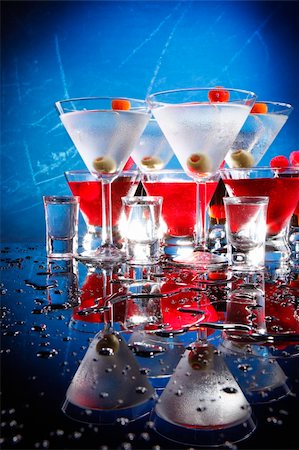 pub mirror - Martini, Cosmopolitan, russian and shooters Stock Photo - Budget Royalty-Free & Subscription, Code: 400-04647112