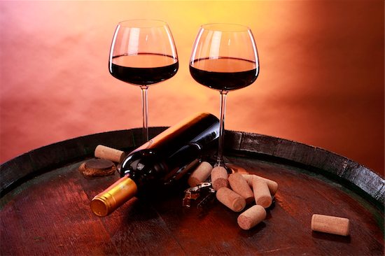 A couple of elegant red wine glasses and corks on a barrel's top Foto de stock - Sin royalties, Artista: redav, Código de la imagen: 400-04647330