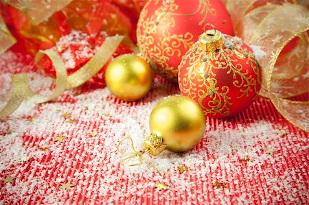 simsearch:400-05701397,k - Christmas Background / Holiday Decorations with  baubles and ribbons Fotografie stock - Microstock e Abbonamento, Codice: 400-04647570