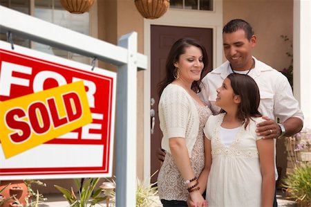 family with sold sign - Hispanic Mother, Father and Daughter in Front of Their New Home with Sold Home For Sale Real Estate Sign. Photographie de stock - Aubaine LD & Abonnement, Code: 400-04647619
