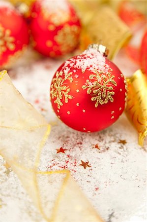 simsearch:400-07035531,k - Christmas Background / Holiday Decorations with  baubles and ribbons Fotografie stock - Microstock e Abbonamento, Codice: 400-04648394