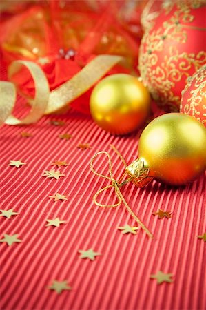 simsearch:400-05701397,k - Christmas Background / Holiday Decorations with  baubles and ribbons Fotografie stock - Microstock e Abbonamento, Codice: 400-04648399