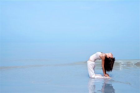 simsearch:400-05706252,k - Woman practising Yoga(Camel Pose) on the beach. Foto de stock - Super Valor sin royalties y Suscripción, Código: 400-04649734