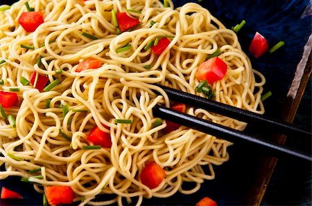 Chinese noodles with vegetables served on a blue dish Foto de stock - Super Valor sin royalties y Suscripción, Código: 400-04640270